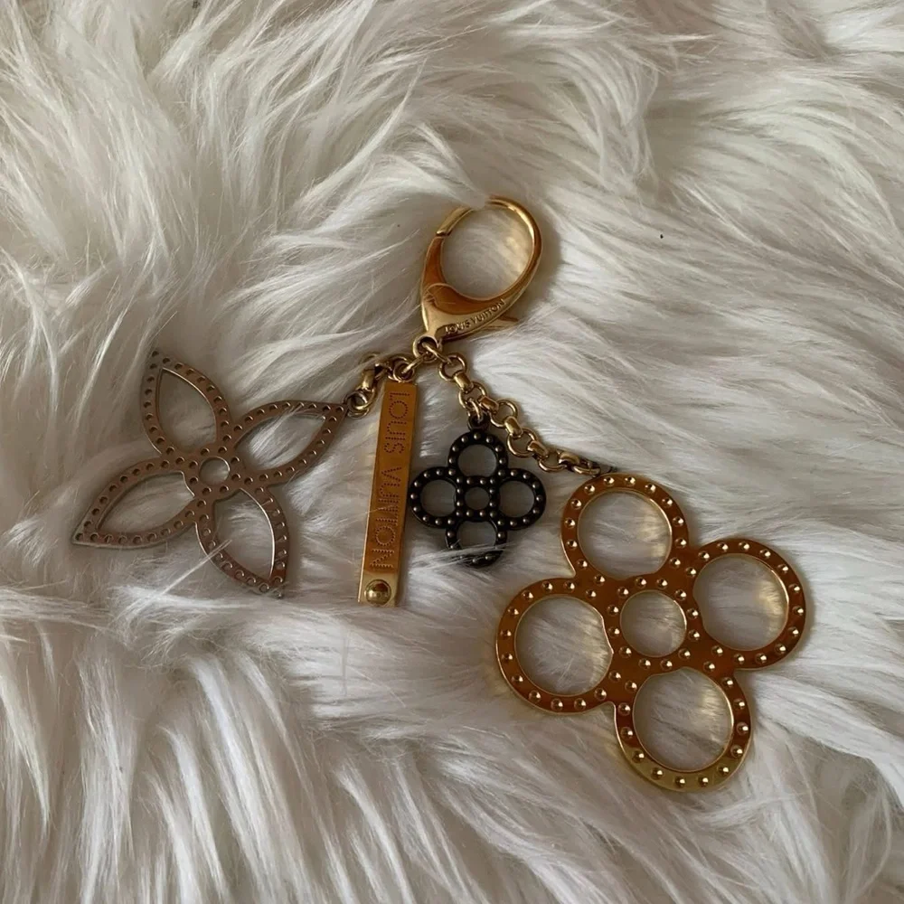 LV Fleur d’Épi Bag Charm / Key Holder ✨ - Picture 2 of 15